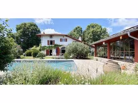 maison avec piscine et terrasse urt (64)