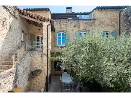 au coeur de lauris  une maison façonnée par les siècles