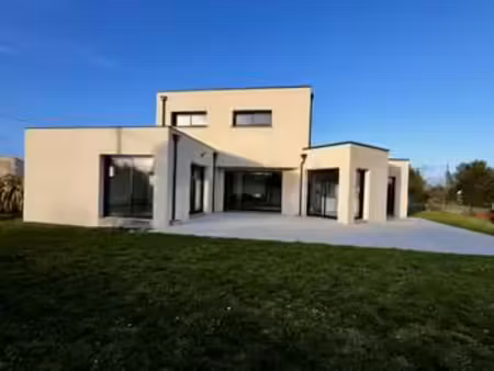vente maison à sainte-pazanne (44680) : à vendre / 156m² sainte-pazanne