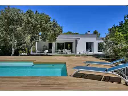 villa contemporaine de plain-pied au coeur d'un écrin de verdure