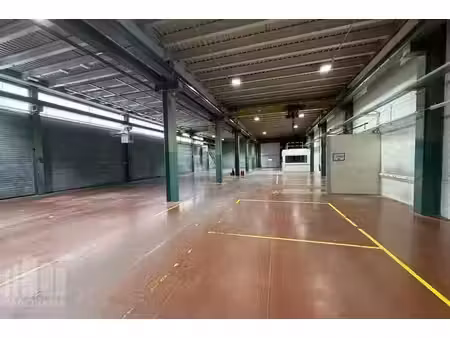 bâtiment d’entreprise polyvalent avec bureaux et entrepôt...