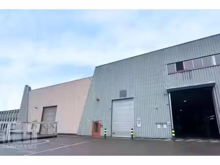 bâtiment d’entreprise polyvalent avec bureaux et entrepôt...