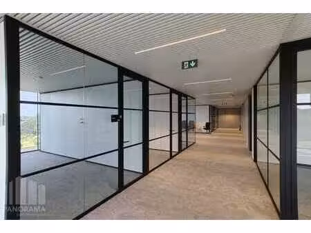 551 m² high-end kantoren op toplocatie langs de e40 te oo...