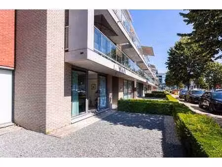 gelijkvloers appartement met tuin en autostaanplaats op d...