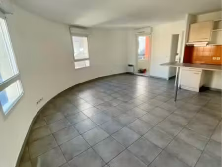 location t2 de 55 m² - semi-meublé - climatisation - loggia - parking