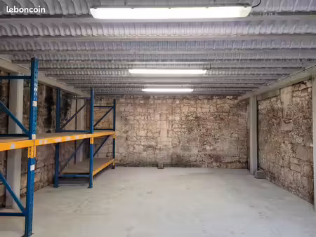 local de stockage de 60 m2 avec 50 m2 de parking