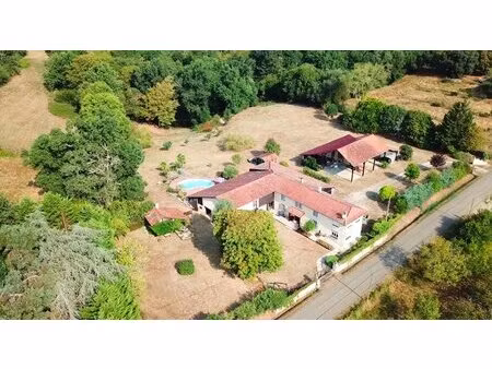 ferme en partie rénovée avec 6ha avec piscine- lac proche miélan gers