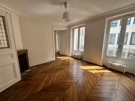 paris 9ème  trinité  3 pièces de 72 70 m²