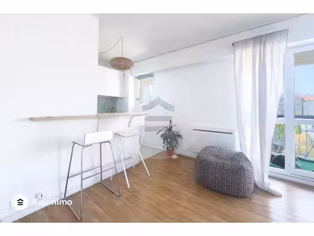 studio meublé rénové avec grand balcon vue dégagé au 3 étage