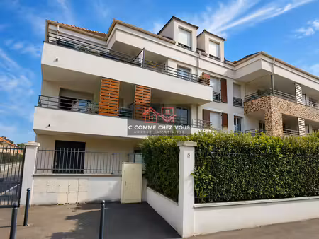 appartement de deux pièces avec balcon et parking