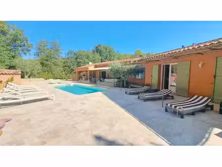 très belle villa  240m2 de plain pied au calme.