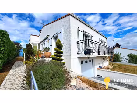 belle maison de ville   vue dégagée 200 des commerces .