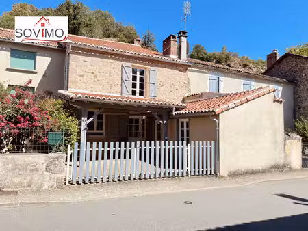 au coeur d'un village touristique  charmante maison de carac