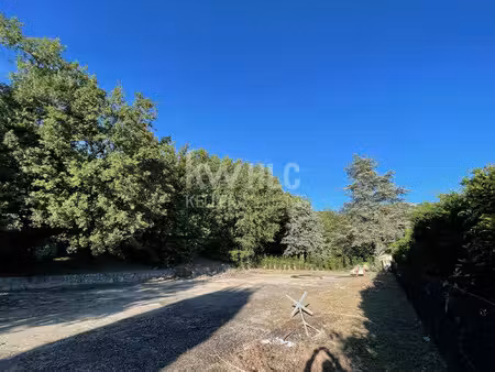 saint-vallier-de-thiey – terrain constructible plat de 1 068 m