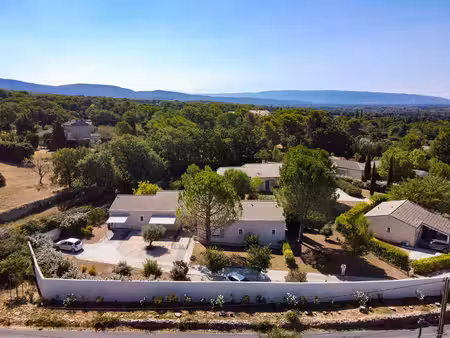 villa provençale de plain-pied de 198 m² sur 2 553 m² dans une résidence privée sécurisée.
