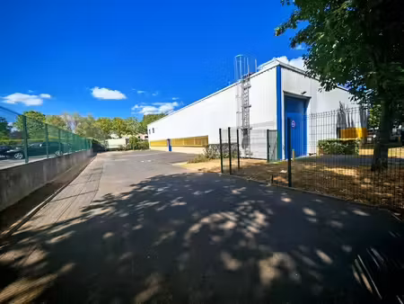 location entrepôt collegien 77090 825m²