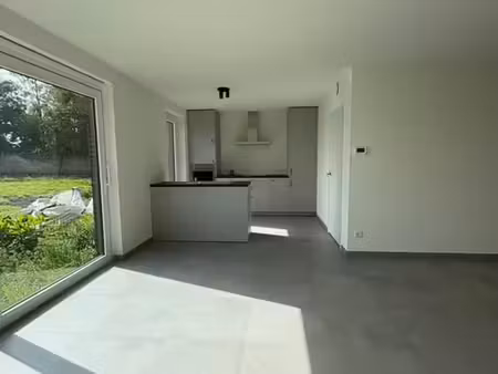 maison neuve  3ch.  gar. et jardin