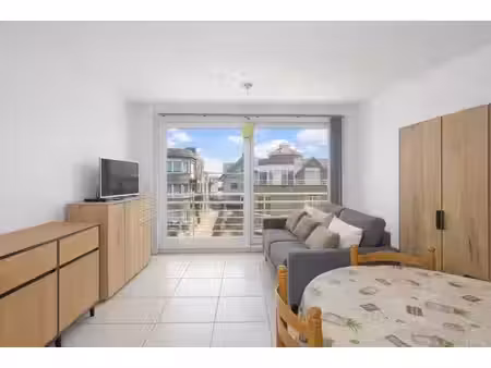 appartement ensoleillé avec une chambre à coucher