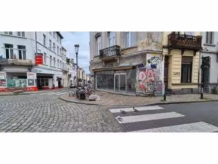 local commercial +- 50m² ixelles  4 façades