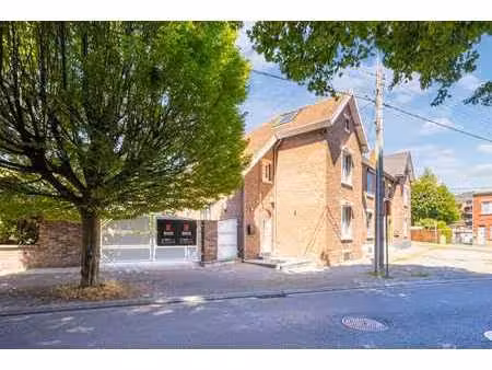 charmante maison 3 façades avec terrasse et jardin