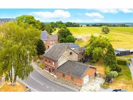 charmante maison avec plusieurs dépendances  beau potentiel