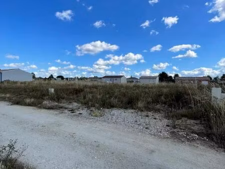 terrain 640 m² auros