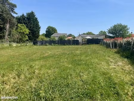 terrain 1 000 m² roaillan