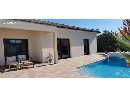villa neuve climatisée avec piscine et dépendances