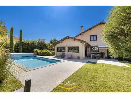 genas - maison t5 avec jardin paysagé de 804 m2 avec piscine