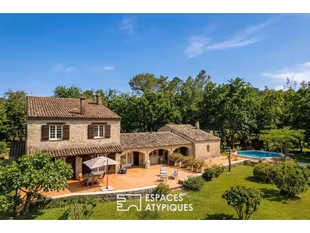 bastide provençale au coeur d'un domaine préservé d'1 8 hectares