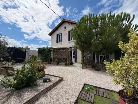 maison de caractère avec piscine au centre de pons