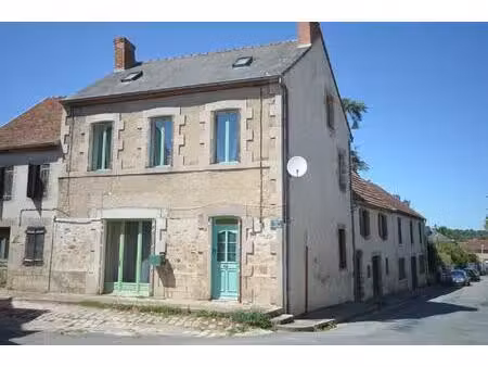 maison de bourg lumineuse avec de beaux espaces.