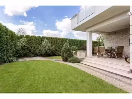 tres rare t4 lumineux à proximité immédiate des transports avec jardin au deuxième étage !