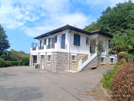 dans là campagne d ustaritz  vois découvrirez cette maison spacieuse équipée d une doublé 