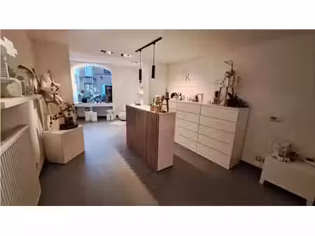 instapklare handelruimte te huur in de moerkerkse steenwe...