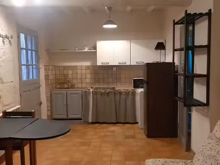 arles c.v. qu. roquette studio sympa  calme  donnant sur rue piètonne