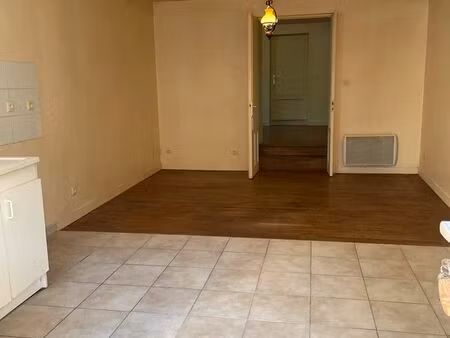 maison de 45 m²  centre de charroux  au rez-de-chaussée