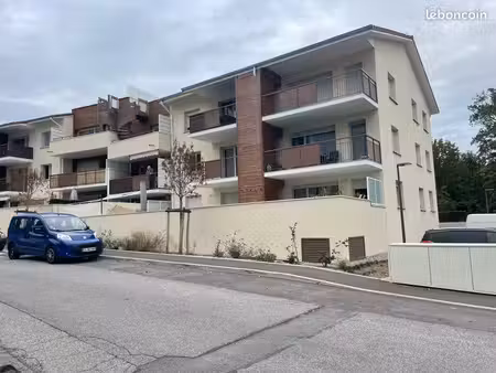 loue garage dans résidence récente