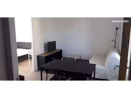 t2 meublé rénové de 32 m² avec grande chambre et parking privatif - fougères
