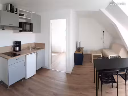 t2 meublé rénové de 34 m² avec grande chambre  wc séparé et parking privatif - fougères