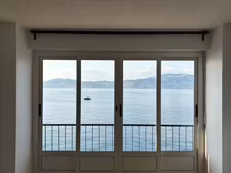 à louer – bel appartement rénové avec vue imprenable sur le lac