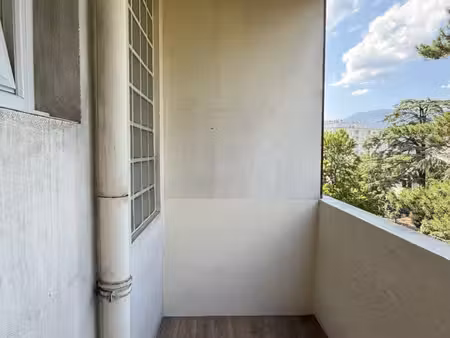 bel appartement t4 avec balcons  cave et garage