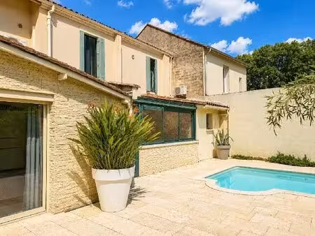 maison idéalement située en centre-ville avec un accès immédiat à pied à lensemble des...