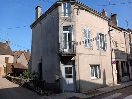 lormes centre ville  maison de caractère avec 4 chambres et cour. morvan.