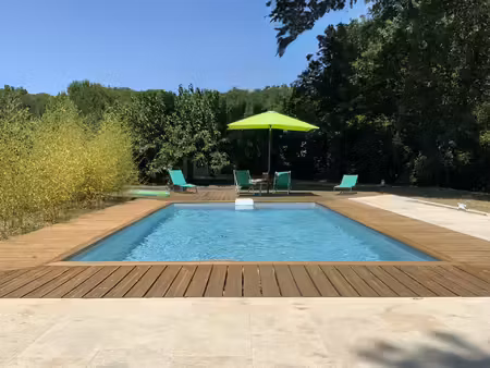 a quelques minutes d' uzès  villa au coeur d'un parc de 2600 m2 avec piscine.