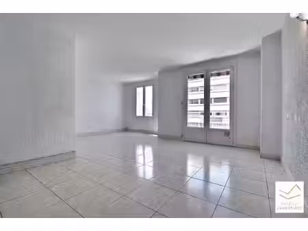 secteur la timone  t4 de 82m2 avec terrasse et cave...