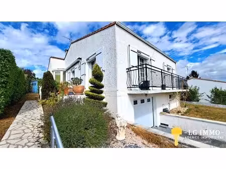 belle maison de ville   vue dégagée 200 des commerces .