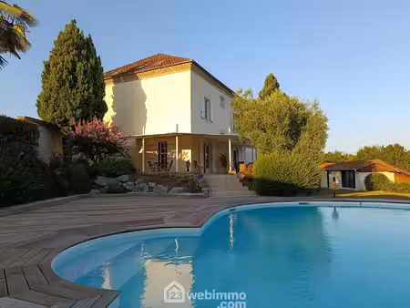 élégante maison de maître avec piscine  parc arboré et dépendances
