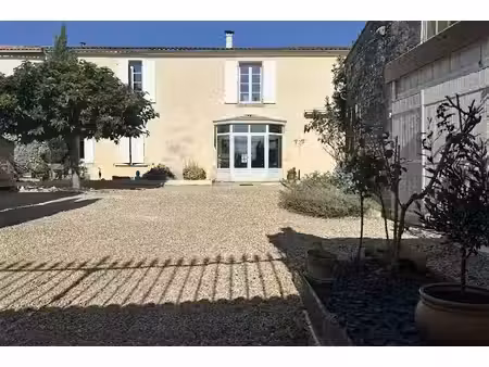 maison de maître du xixe siècle au coeur de village avec piscine et dépendances