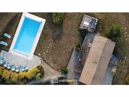 hôtel lodge et maison d'habitation dans un cadre naturel préservé
